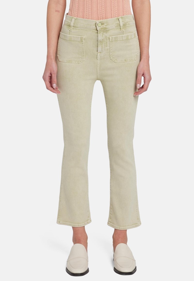 Lichtgroene denim flared jeans met een hoge taille, voor- en achterzakken en een zachte textuur. Gepaard met lichtgekleurde loafers.