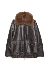 Giacca in finta pelle marrone con un colletto marrone peloso, orlo elasticizzato e due tasche frontali. Texture liscia con dettagli di cucitura a contrasto.