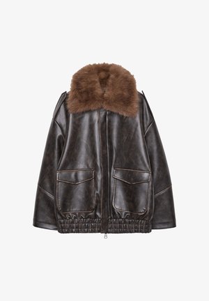 Brązowa kurtka z sztucznej skóry z puszystym brązowym kołnierzem, elastycznym dołem i dwoma przednimi kieszeniami. Gładka tekstura z kontrastującymi detalami w ściegach.