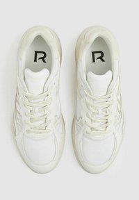 Las zapatillas deportivas blancas cuentan con un upper de malla y cuero, acentos texturizados, logotipo en la plantilla y cierre de cordones.