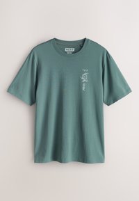Groen T-shirt met korte mouwen en ronde hals, met een kleine witte afbeelding van een vis en Japanse tekens op de linkerborst.
