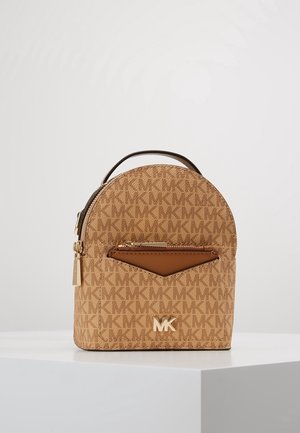 Beiger Rucksack mit Monogramm-Muster, abgerundetem Oberteil, goldfarbenen Beschlägen und einer braunen Leder-Vordertasche. Reißverschluss oben.