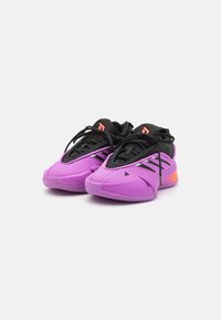 Een paar paarse en zwarte sportschoenen met zwarte veters en oranje accenten op een witte achtergrond, zij aan zij gepositioneerd.
