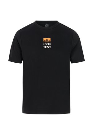 Camiseta negra de manga corta hecha de tejido transpirable que presenta un logo cuadrado naranja central con montañas y el texto "PRO TEST".