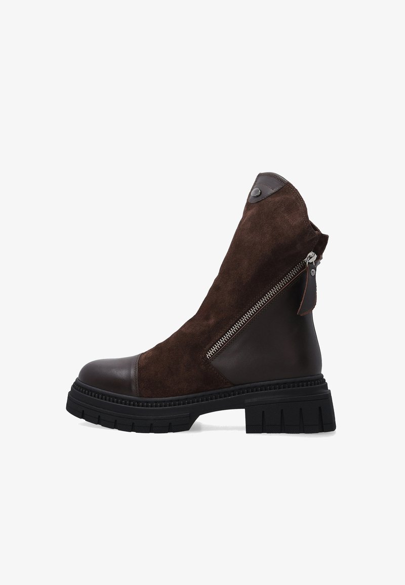 Bruine suède enkellaarzen met leren accenten, voorzien van een zijrits, een geribbelde rubberen zool en een kleine hak voor extra hoogte.
