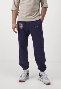 Nike Performance ENGLAND ENT ISSUE PANT - Joggebukse - purple ink/pale ivory/sesame