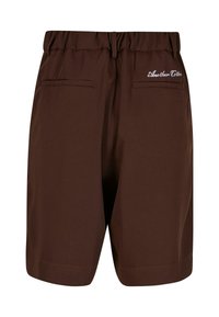 Braune Shorts aus glattem Stoff, mit einem Zugband in der Taille, zwei Seitentaschen und gesticktem Branding auf der rechten Seite.