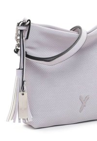 Borsa a tracolla perforata grigio chiaro con bordi neri lisci, un tassello rimovibile e un'etichetta argentata attaccata alla tracolla.