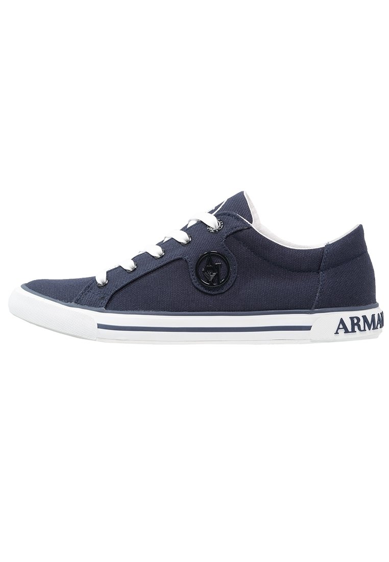 Marineblaue Segeltuch-Sneaker mit weißer Gummisohle, abgerundetem Zehenbereich, Schnürdesign, kreisförmigem Emblem an der Seite und "ARMANI"-Logo an der Ferse.
