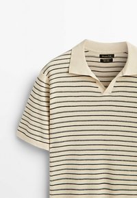 Polo en maille beige à manches courtes avec des rayures horizontales noires et un col doux, présenté sur fond blanc.