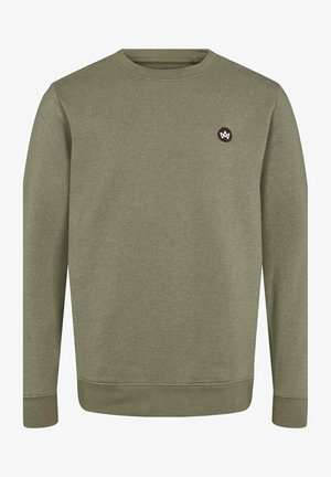 Oliwkowy sweter z miękkiego materiału, z okrągłym dekoltem, długimi rękawami i małym, okrągłym logo na piersi.