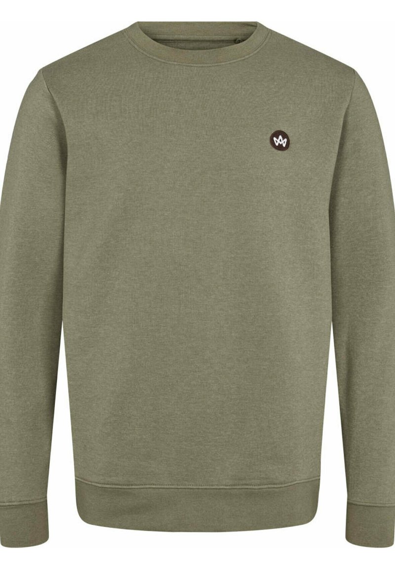 Sweatshirt vert olive en tissu doux, avec un col rond, des manches longues et un petit logo circulaire sur la poitrine.