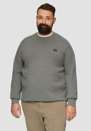 Szary sweter crewneck wykonany z miękkiej tkaniny, z prążkowanymi mankietami i dołem, z małym czarnym logo na piersi.