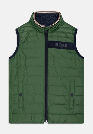 Gilet trapuntato verde senza maniche con zip frontale, due tasche con bottoni a pressione, bordo del colletto blu navy e logo "BOSS" sul petto sinistro.