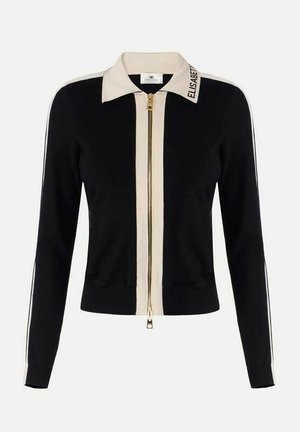 Giacca nera a maniche lunghe con zip, colletto beige, rifinitura della zip beige e scritta "ELISABETTA" sul lato destro del colletto.