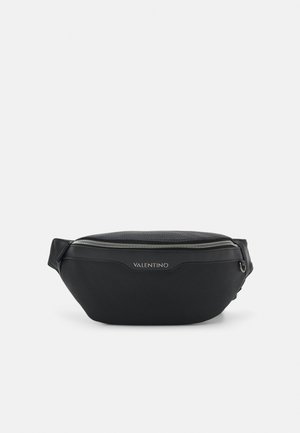 Marsupio in pelle nera con finitura texturizzata, chiusura con zip e dettagli con logo discreto. Caratterizzato da un design piatto e una tracolla regolabile.