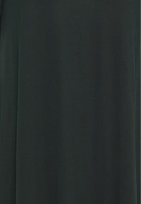 Tissu vert foncé, lisse avec une texture douce ; design simple, sans motifs ni éléments matériels visibles. Forme classique, drape fluidement.