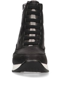 Zapatillas altas negras con una mezcla de cuero texturizado y ante, que cuentan con acentos metálicos, un zipper de longitud completa y cordones de tela.