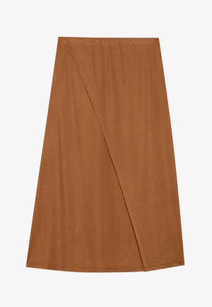 Falda envolvente marrón, hasta la rodilla, hecha de un tejido suave. Presenta un diseño asimétrico con un detalle en la costura lateral y una textura suave.