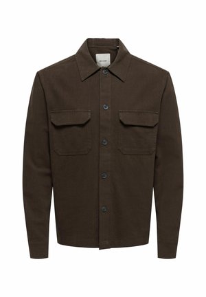 Veste-chemise marron foncé à boutons, avec deux poches à rabat à l'avant et manches longues, col rabattu, design simple.