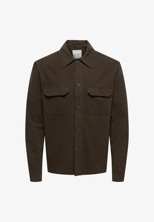 Sötétbarna, gombos ingdzseki két karrésszel az elején, hosszú ujjakkal, kifordított gallérral, egyszerű kialakításban.