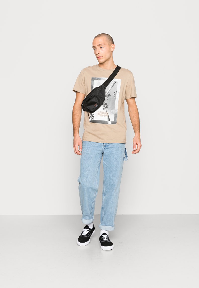 Herren T-Shirts basic | Jack & Jones JJBILLBOARDTEE T-Shirt print crockery/sand - QH04569 Herren T-Shirts basic | Jack & Jones JJBILLBOARDTEE T-Shirt print crockery/sand - QH04569