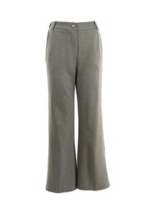 Pantaloni grigi a gamba larga realizzati in tessuto morbido, con vita alta, due tasche frontali e chiusura con bottone singolo. Texture liscia su tutta la superficie.