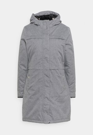 Cappotto grigio isolato con cappuccio removibile, due tasche frontali e finitura in tessuto testurizzato. Presenta chiusure a scatto e con zip.