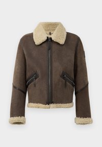 Chaqueta de piel de oveja marrón con cuello de piel sintética, cierre frontal con cremallera y dos bolsillos con cremallera en ángulo. Acentuada con detalles en cuero negro.