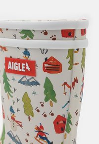 Hvide gummistøvler med farverige vinter-tema illustrationer, der har et rødt logo-patch og hvid kant omkring toppen.