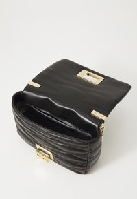 Borsa a tracolla nera in pelle trapuntata con pattina liscia, hardware dorato e catena. L'interno presenta più scomparti.