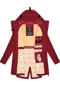 Maroon buitenjas met een zachte beige binnenvoering met een bloemmotief, etiketten en meerdere zakken, waaronder één met een rits.