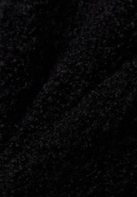 Schwarzer, strukturierter Stoff mit einer weichen, flauschigen Oberfläche. Enthält dichte, lockige Fasern, die Tiefe und ein weiches Erscheinungsbild erzeugen.
