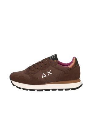Sneaker marrone con suola bianca, battistrada nero, logo geometrico bianco sul lato, fodera interna rosa ed etichetta nera sulla linguetta con testo bianco.