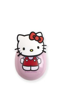 Accessoire en forme de Hello Kitty avec une tête blanche et un contour noir, un nœud rouge et un corps rose avec une robe rouge. Fini de surface lisse.