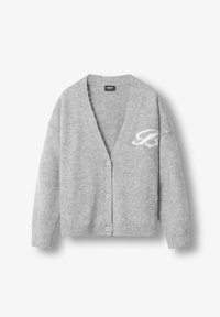 Šedý vlněný cardigan s výstřihem do V, dlouhými rukávy, pěti knoflíky a bílým logem na levé straně. Měkká textura, volný střih.