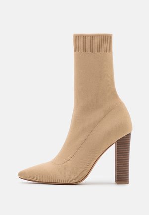 Højhælede støvletter - beige