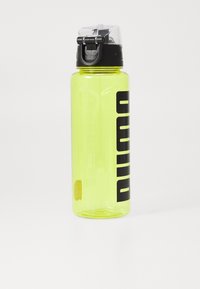 Transparante felgele plastic waterfles met een zwart duw-trekdeksel. Heeft een opvallend zwart logo op de zijkant.