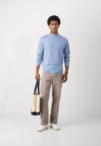 Scotch & Soda SEASONAL CORE DROPPED SHOULDER MOCK NECK - Strikkegenser - faded denim