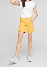 s.Oliver Shorts vaqueros - yellow
