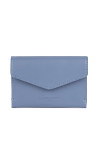 Blauwe leren portemonnee met een driehoekige flapsluiting, gegraveerd "LANCASTER PARIS" logo en een gladde textuur. Compacte, rechthoekige vorm.
