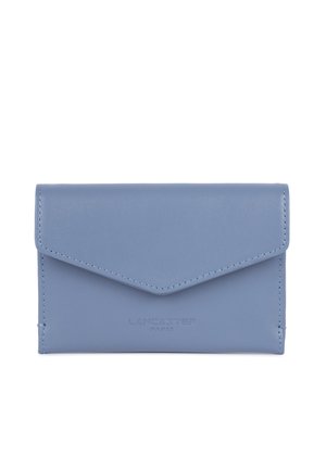 Blauwe leren portemonnee met een driehoekige flapsluiting, gegraveerd "LANCASTER PARIS" logo en een gladde textuur. Compacte, rechthoekige vorm.