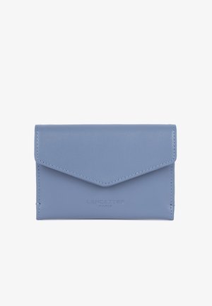 Portafoglio in pelle blu con chiusura a patta triangolare, logo in rilievo "LANCASTER PARIS" e texture liscia. Forma compatta e rettangolare.