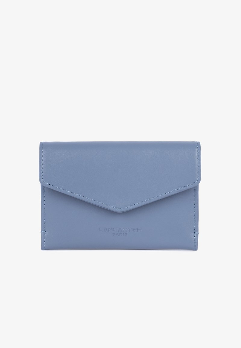 Portafoglio in pelle blu con chiusura a patta triangolare, logo in rilievo "LANCASTER PARIS" e texture liscia. Forma compatta e rettangolare.
