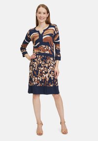 Betty Barclay MIT PRINT - Jerseykleid - blau camel