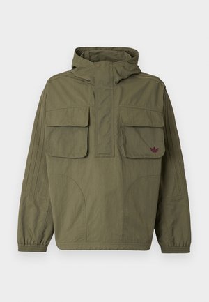 Olivengrønn hettejakke med to store frontlommer, elastiske mansjetter og subtil stripedetaljering på ermene. Har en liten logo.