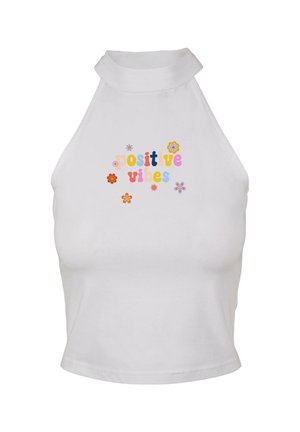 Vit halterneck crop top med texten "positive vibes" i flerfärgade bokstäver med blommiga detaljer. Mjukt, slätt bomullstyg.