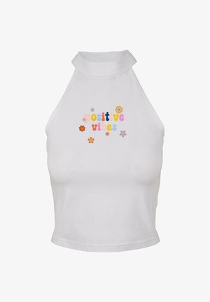Biały krótki top na halter z napisem "pozytywne wibracje" w wielokolorowych literach oraz z kwiatowymi zdobieniami. Miękka, gładka bawełniana tkanina.