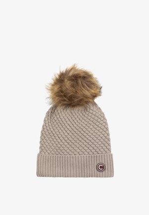 Strikket beige beanie-hat med et tekstureret mønster, toppet med en brun faux fur pom-pom og med et lille logo-patch på kraven.