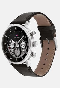 Orologio cronografo da uomo con quadrante nero, cassa in acciaio inossidabile silver-tone e cinturino in pelle nera, caratterizzato da numeri romani prominenti e sub-quadranti.